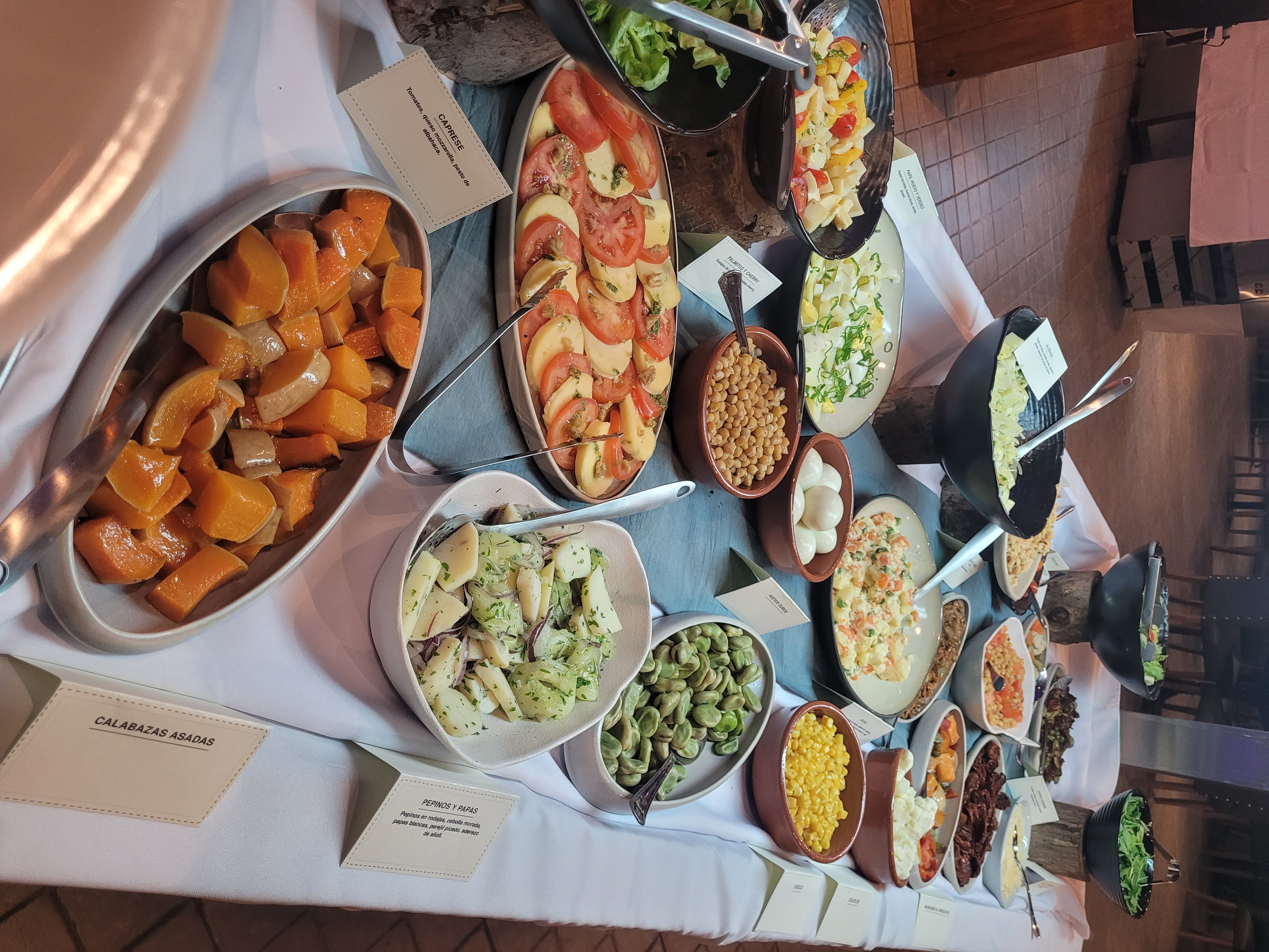 Salad bar con ensaladas frescas